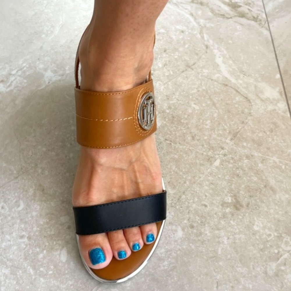 Tommy Hilfiger Natural/Tan/Black Sandals Size 8